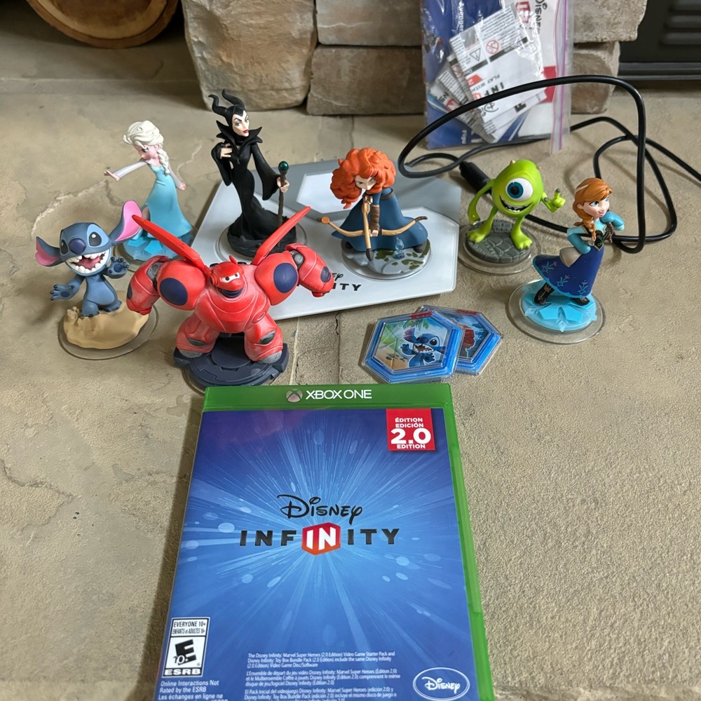 Disney Infinity XBOX ONE w/ Characters